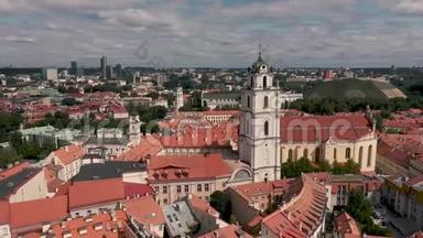 维尔纽斯，立陶宛-2019年7月：鸟瞰<strong>圣约翰</strong>教堂钟楼和维尔纽斯城堡山。